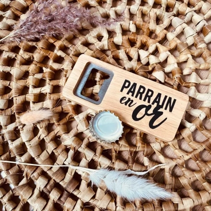 Décapsuleur en bois parrain en or La vie en magenta