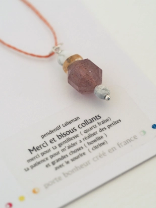 Pendentif talisman merci et bisous collants Magicae