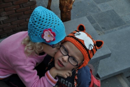 Bonnet /casquette en crochet - bleu turquoise - petite fille