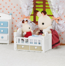 Le bébé Lapin Chocolat et le lit Sylvanian