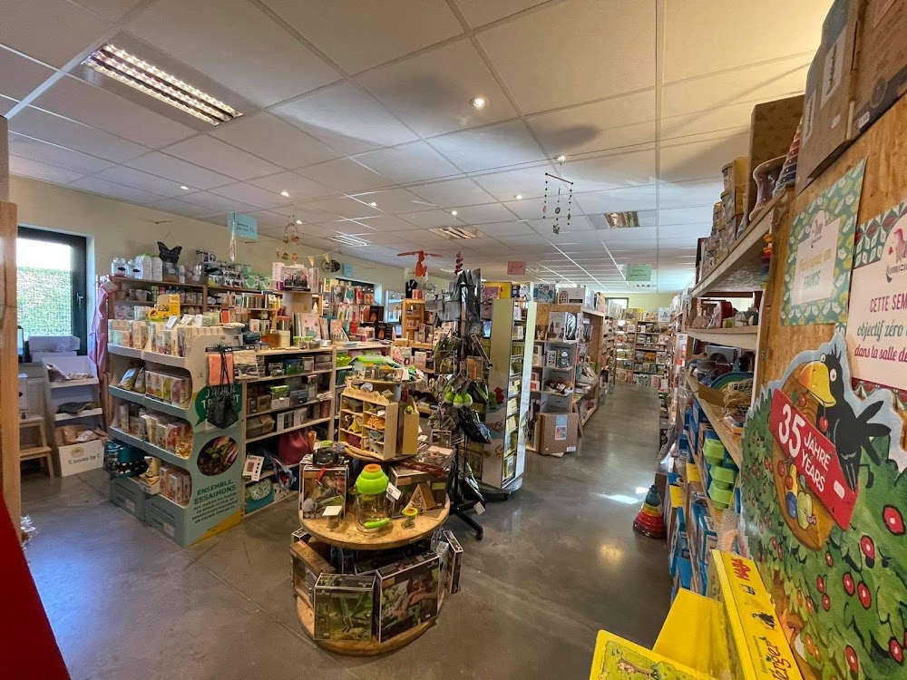 Une grande vitrine colorée remplie de jouets en bois, de livres et de rires d’enfants